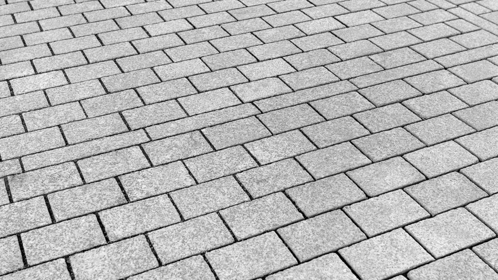 Comment nettoyer votre pavé uni comme un pro (avec les bons produits) : Guide étape par étape
